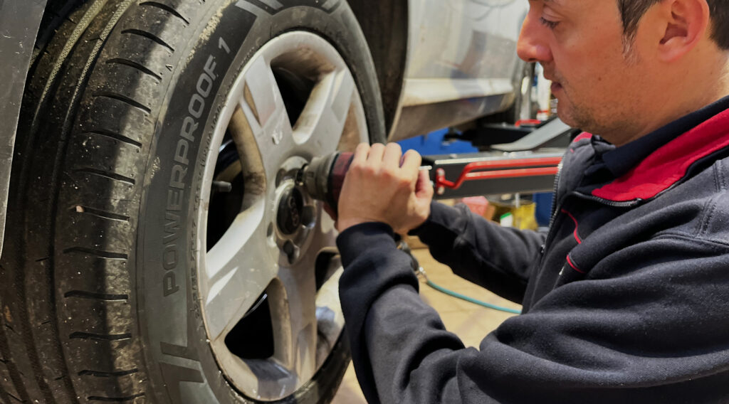 Foto de mecánico cambiando ruedas