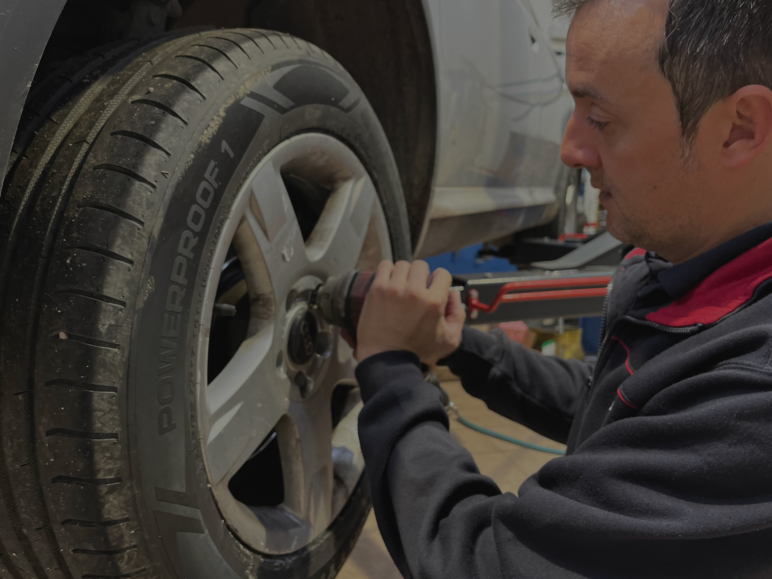 Foto mecánico cambiando rueda